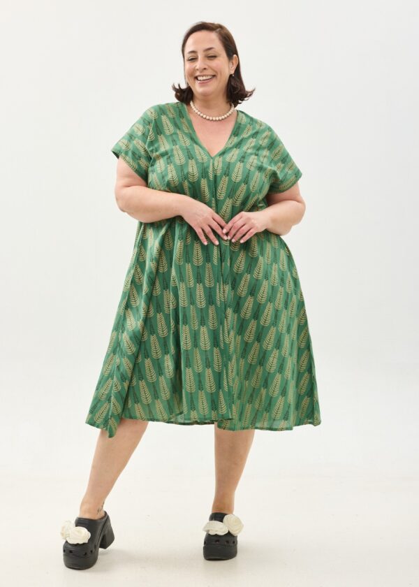 שמלת ג'וז | שמלת אוברסייז באורך מידי בעיצוב ייחודי - פרינט עלים טרופיים על שמלה בצבע ירוק מנטה עמוק