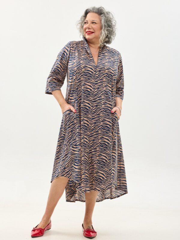 שמלת אייקו שרוול ארוך | שמלת אוברסייז בעיצוב ייחודי - הדפס זברה בצבע כחול עמוק על שמלה בגוון פודרה
