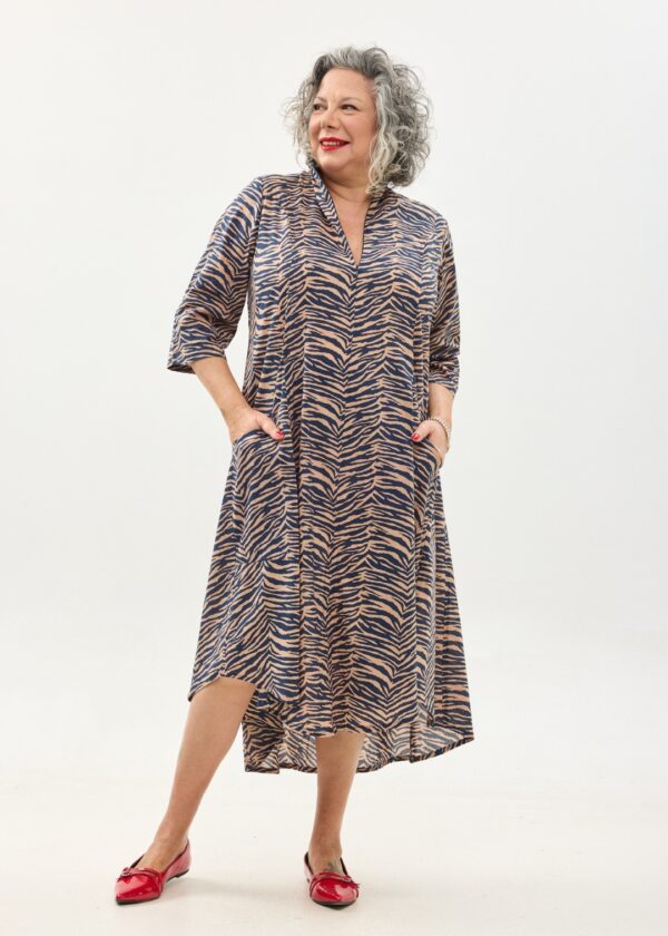 שמלת אייקו שרוול ארוך | שמלת אוברסייז בעיצוב ייחודי - הדפס זברה בצבע כחול עמוק על שמלה בגוון פודרה
