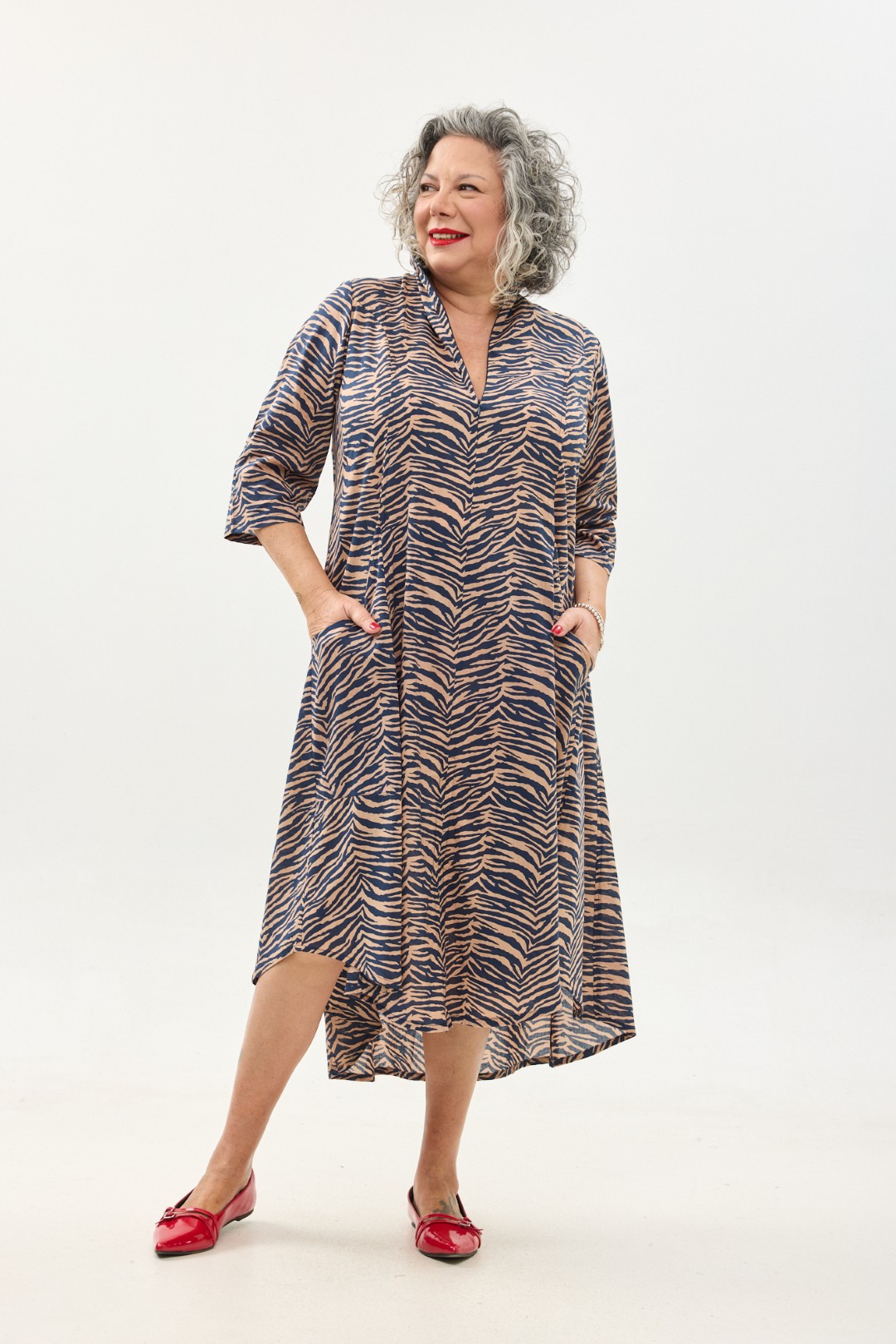 שמלת אייקו שרוול ארוך | שמלת אוברסייז בעיצוב ייחודי - הדפס זברה בצבע כחול עמוק על שמלה בגוון פודרה