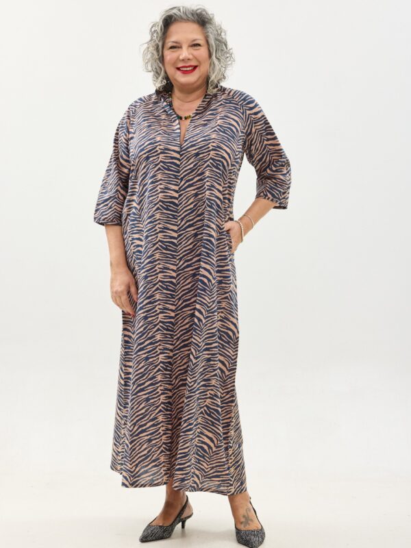 שמלת מאיקו | שמלה יפנית בעלת מפתח בעיצוב ייחודי ושרוול ארוך - הדפס זברה בצבע כחול עמוק על שמלה בגוון פודרה