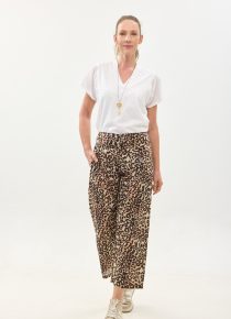 קומפורט זון: מכנסי ג'ד | מכנסיים מעוצבים ונוחים של קומפורט זון בוטיק - פרינט מנומר, הדפס חברבורות בגווני שחור וחום. מכנסיים ארוכים, מעוצבים, נוחים ונעימים. עם חגורת גומי רחבה מאחור, 2 כפתורים מלפנים עם רוכסן להתאמה מירבית. עם כיסים.